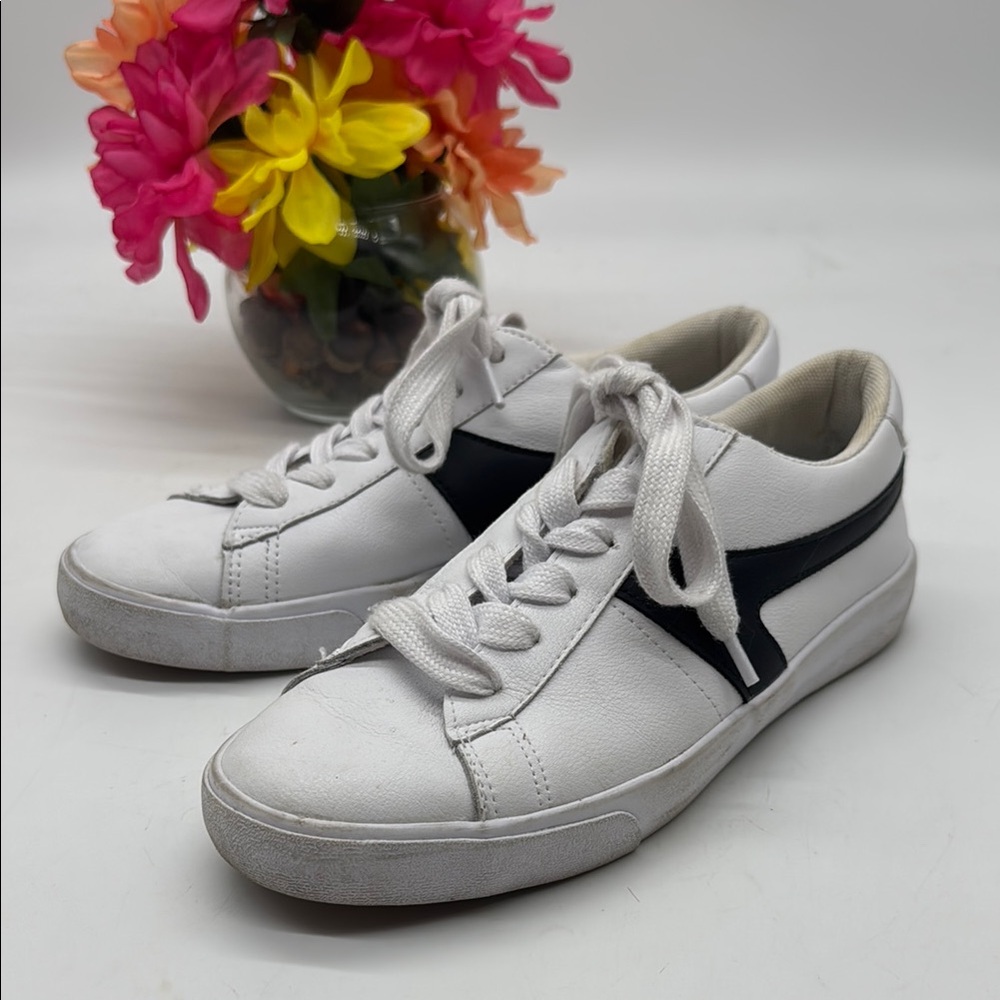 Rachel Zoe White and Black Minimalist Sneakers Size 8 SNK7990J